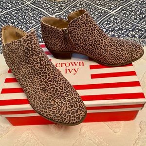 Crown and Ivy women’s Leather Leopard print bootie with zipper.